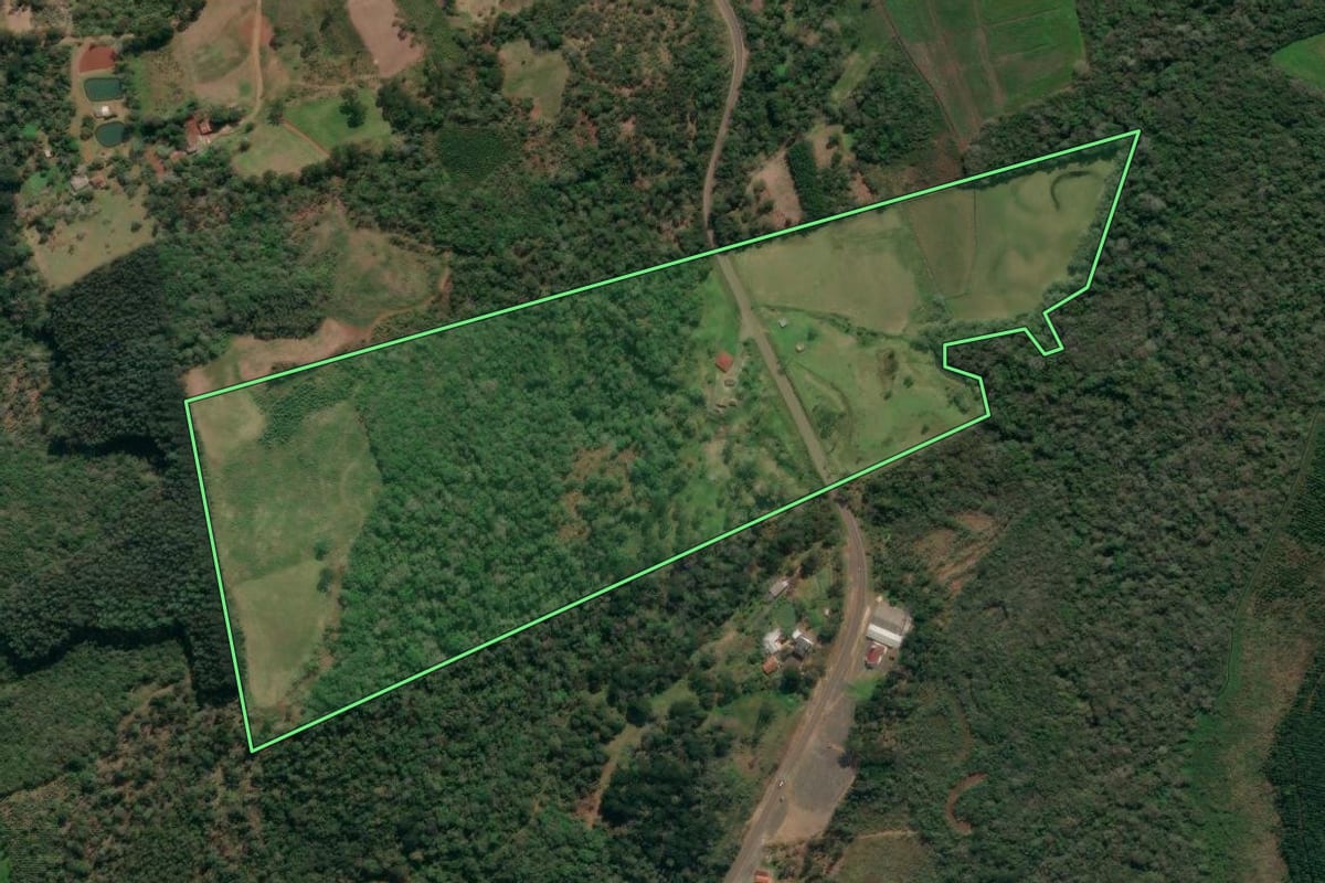 Imagem de satélite do imóvel rural em União da Vitória (PR), com o contorno declarado no CAR desenhado por cima.