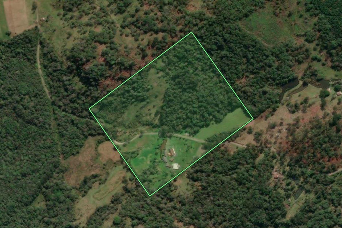 Imagem de satélite do imóvel rural em União da Vitória (PR), com o contorno declarado no CAR desenhado por cima.
