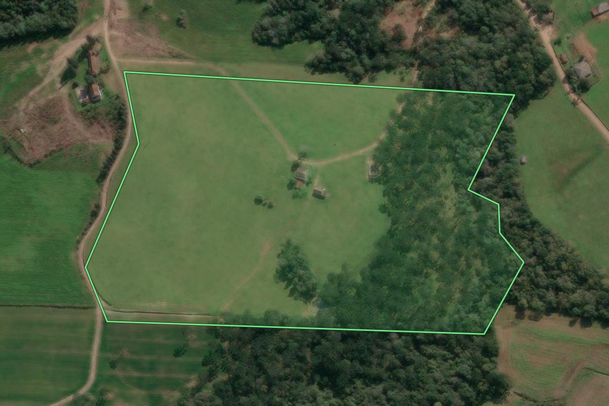 Imagem de satélite do imóvel rural em União da Vitória (PR), com o contorno declarado no CAR desenhado por cima.