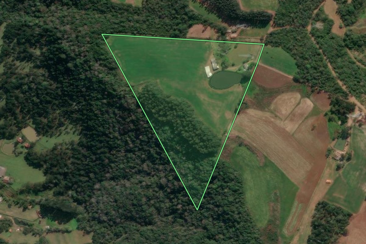 Imagem de satélite do imóvel rural em União da Vitória (PR), com o contorno declarado no CAR desenhado por cima.
