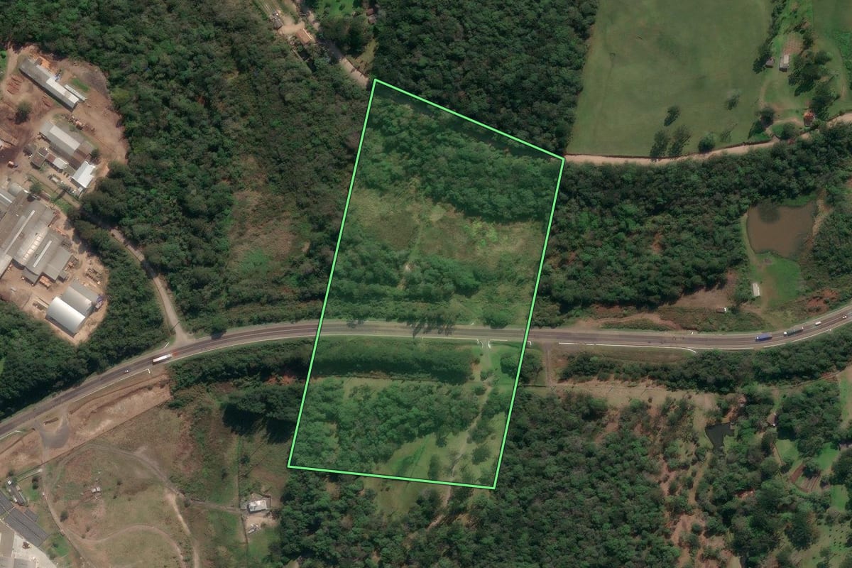 Imagem de satélite do imóvel rural em União da Vitória (PR), com o contorno declarado no CAR desenhado por cima.