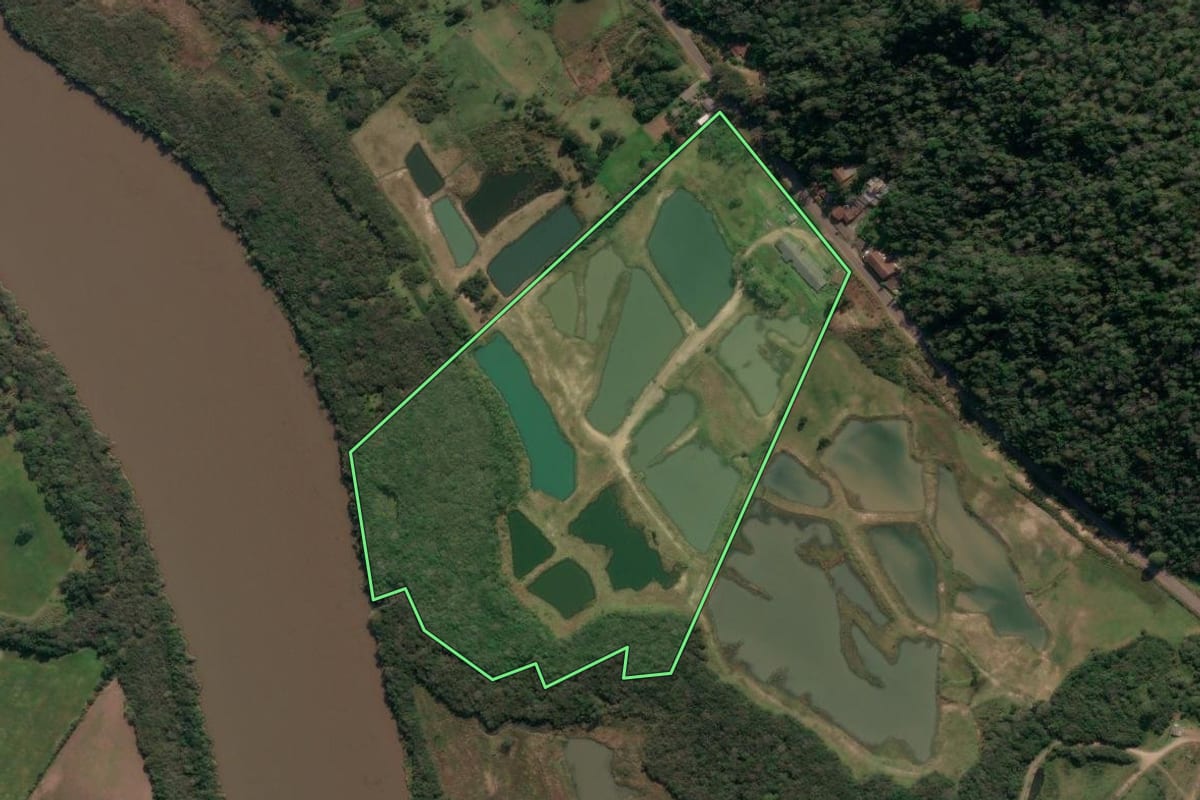 Imagem de satélite do imóvel rural em União da Vitória (PR), com o contorno declarado no CAR desenhado por cima.