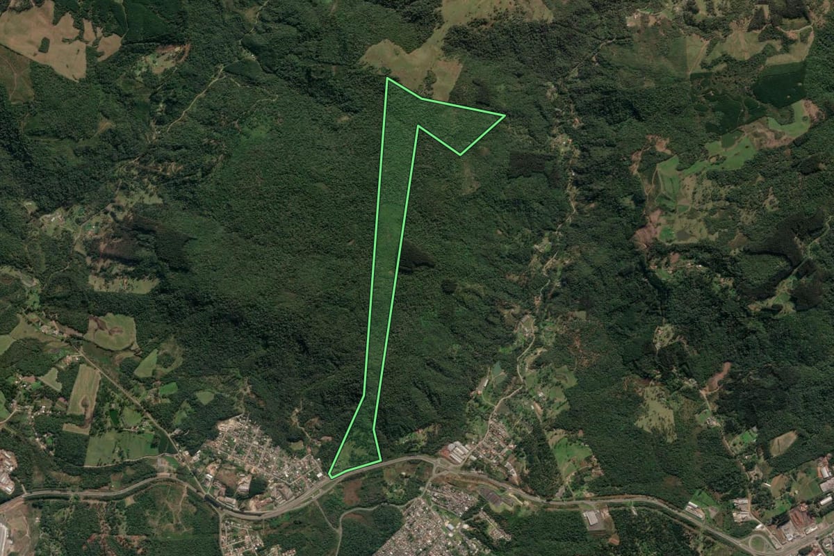 Imagem de satélite do imóvel rural em União da Vitória (PR), com o contorno declarado no CAR desenhado por cima.