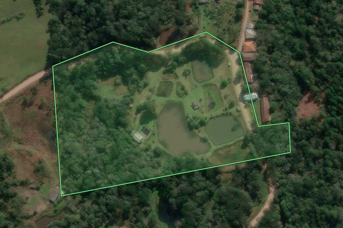 Imagem de satélite do imóvel rural em União da Vitória (PR), com o contorno declarado no CAR desenhado por cima.