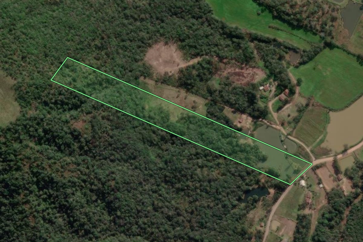 Imagem de satélite do imóvel rural em União da Vitória (PR), com o contorno declarado no CAR desenhado por cima.