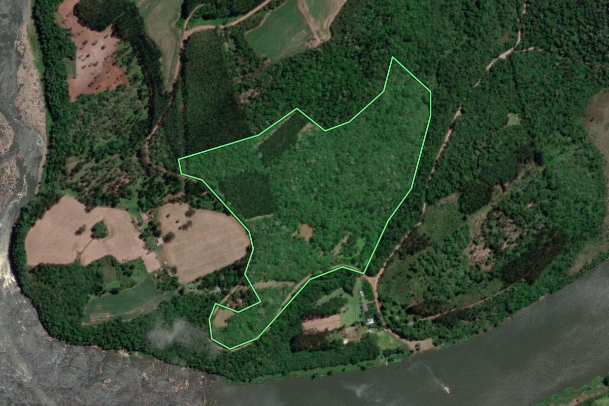 Imagem de satélite do imóvel rural em União da Vitória (PR), com o contorno declarado no CAR desenhado por cima.
