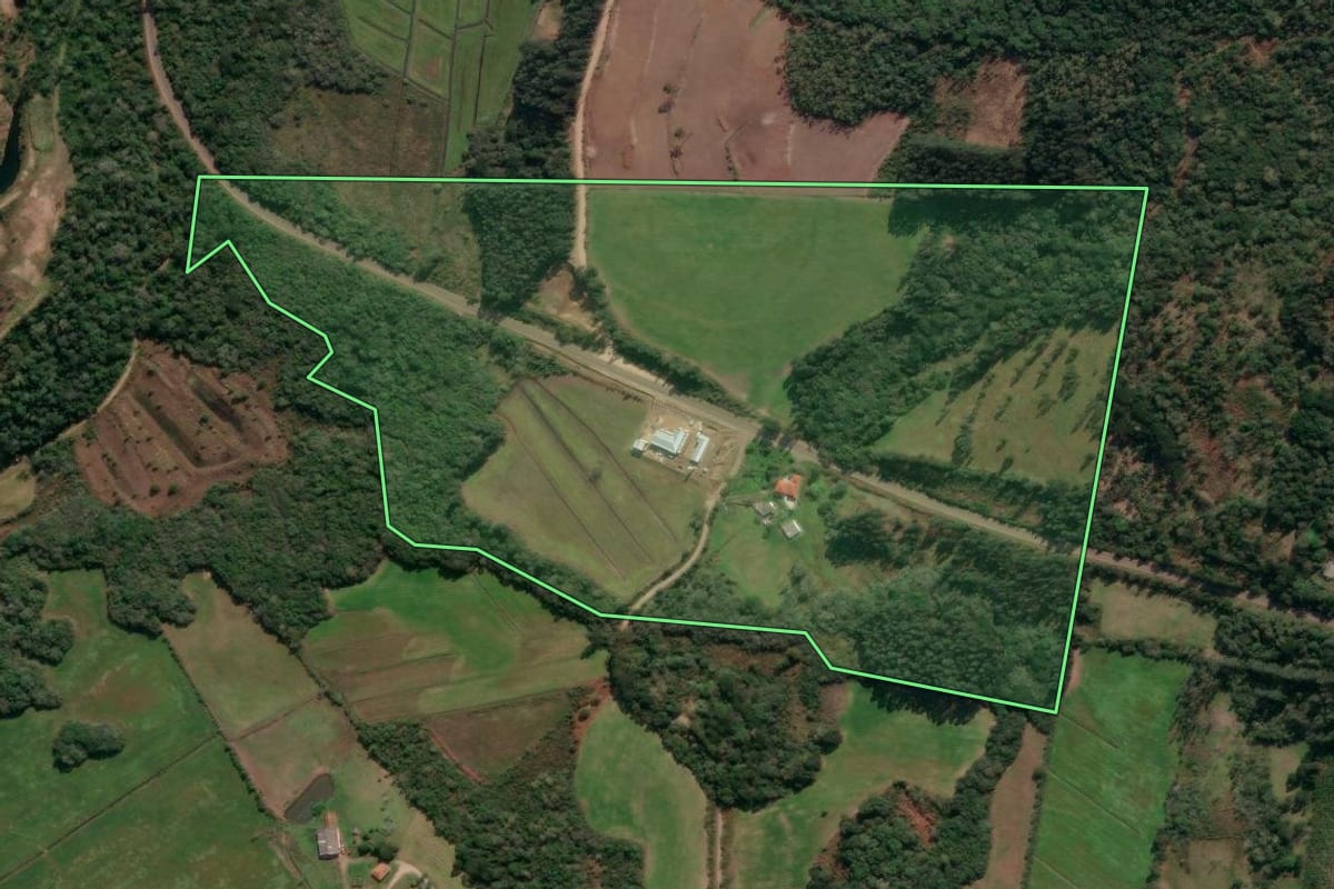Imagem de satélite do imóvel rural em União da Vitória (PR), com o contorno declarado no CAR desenhado por cima.