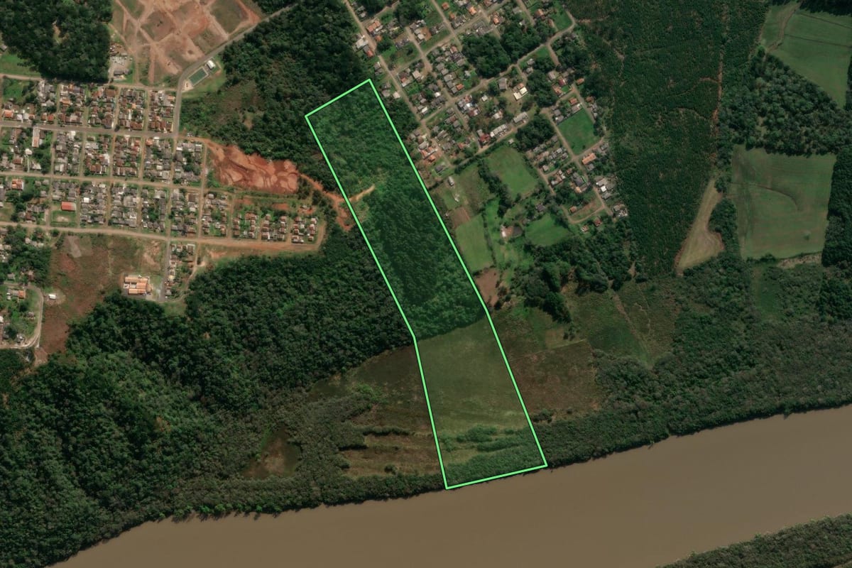 Imagem de satélite do imóvel rural em União da Vitória (PR), com o contorno declarado no CAR desenhado por cima.