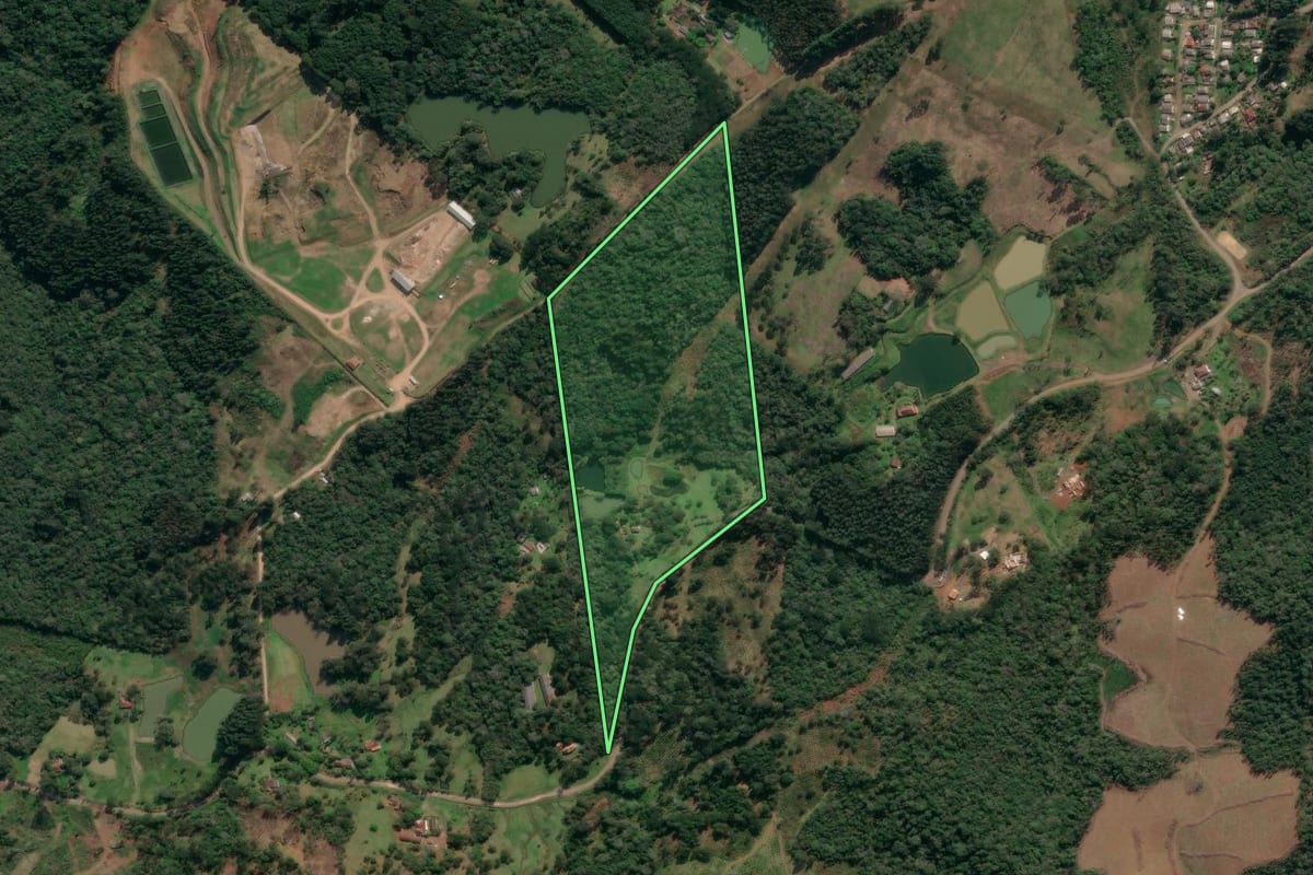 Imagem de satélite do imóvel rural em União da Vitória (PR), com o contorno declarado no CAR desenhado por cima.