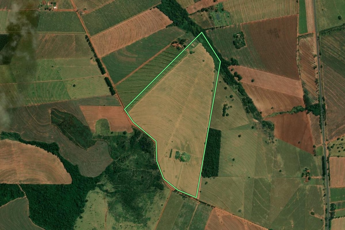 Imagem de satélite do imóvel rural em Uniflor (PR), com o contorno declarado no CAR desenhado por cima.