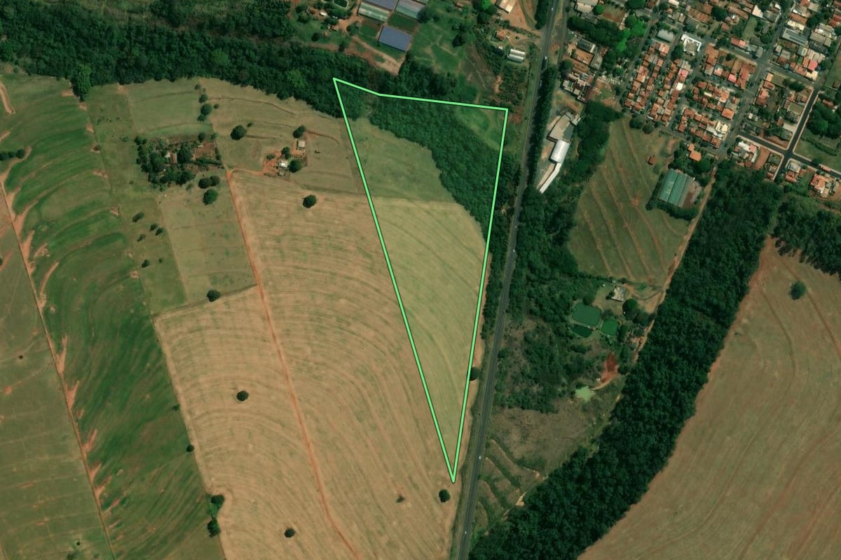 Imagem de satélite do imóvel rural em Uniflor (PR), com o contorno declarado no CAR desenhado por cima.