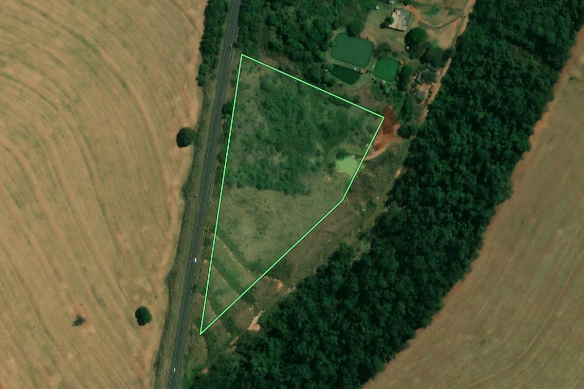 Imagem de satélite do imóvel rural em Uniflor (PR), com o contorno declarado no CAR desenhado por cima.