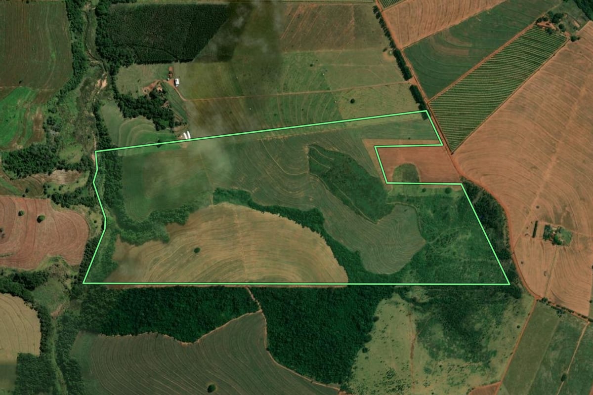 Imagem de satélite do imóvel rural em Uniflor (PR), com o contorno declarado no CAR desenhado por cima.