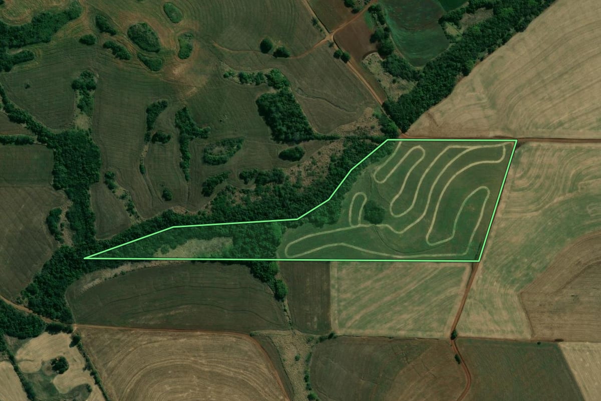 Imagem de satélite do imóvel rural em Uraí (PR), com o contorno declarado no CAR desenhado por cima.