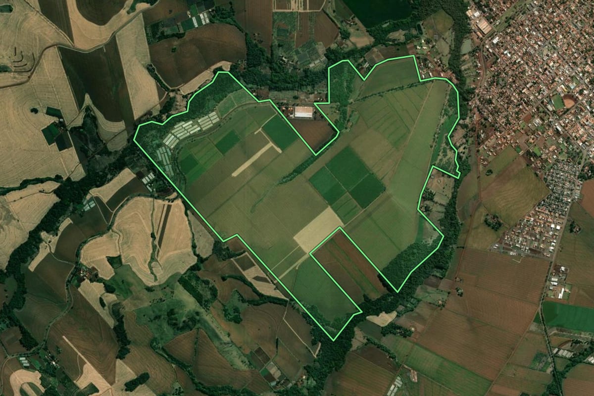 Imagem de satélite do imóvel rural em Uraí (PR), com o contorno declarado no CAR desenhado por cima.