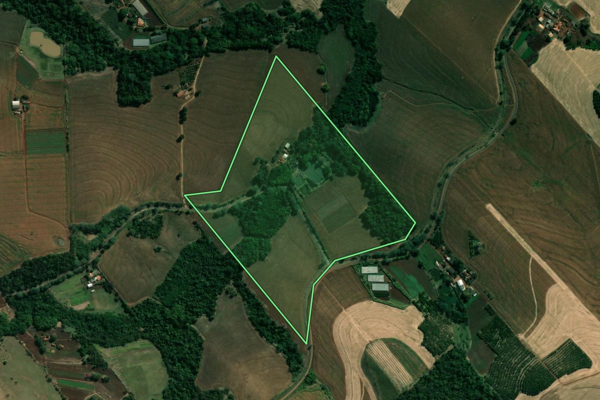 Imagem de satélite do imóvel rural em Uraí (PR), com o contorno declarado no CAR desenhado por cima.