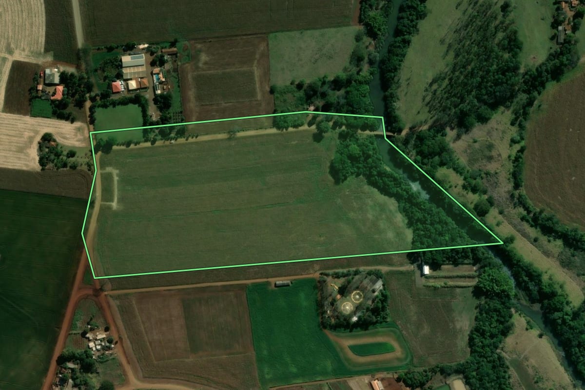 Imagem de satélite do imóvel rural em Uraí (PR), com o contorno declarado no CAR desenhado por cima.