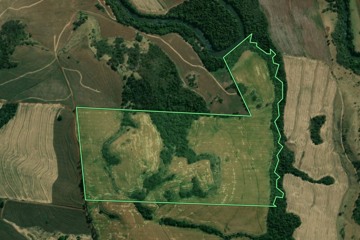 Imagem de satélite do imóvel rural em Uraí (PR), com o contorno declarado no CAR desenhado por cima.