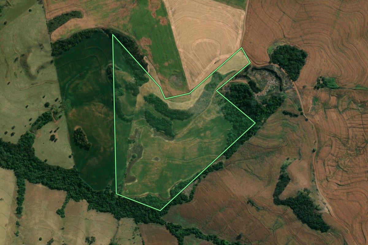 Imagem de satélite do imóvel rural em Uraí (PR), com o contorno declarado no CAR desenhado por cima.