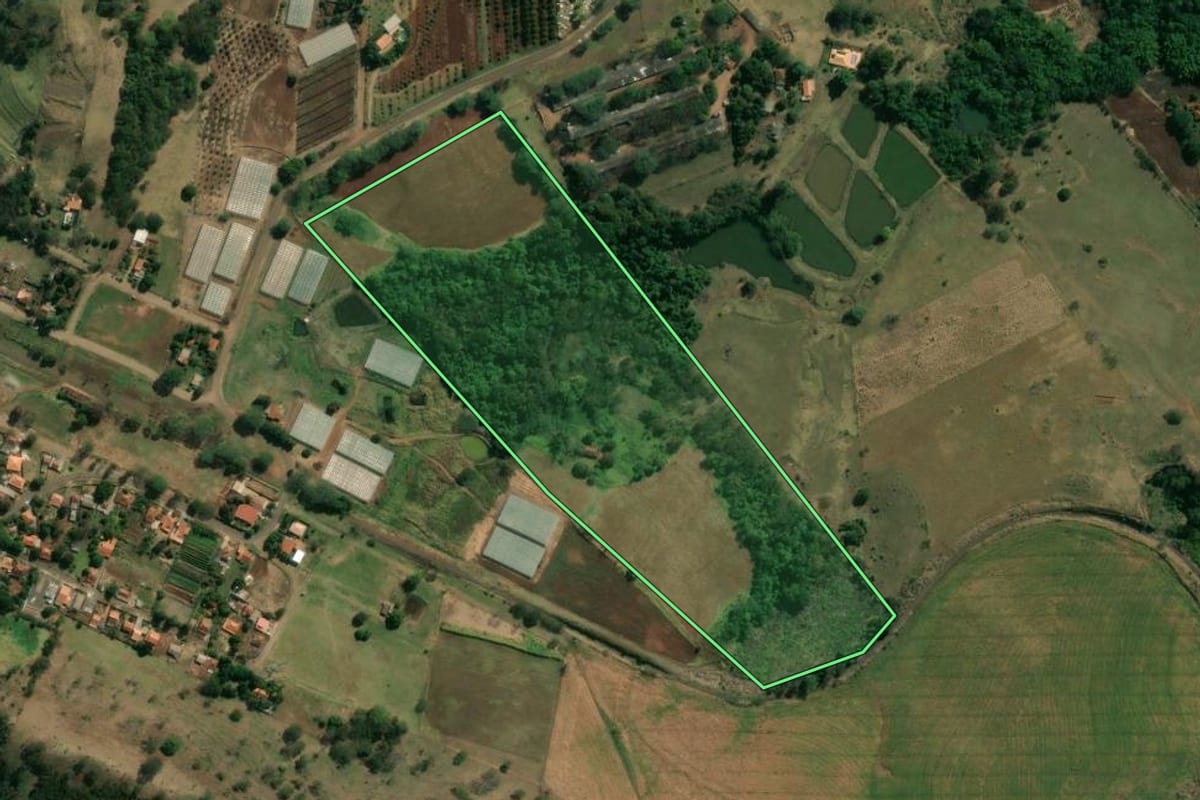 Imagem de satélite do imóvel rural em Uraí (PR), com o contorno declarado no CAR desenhado por cima.
