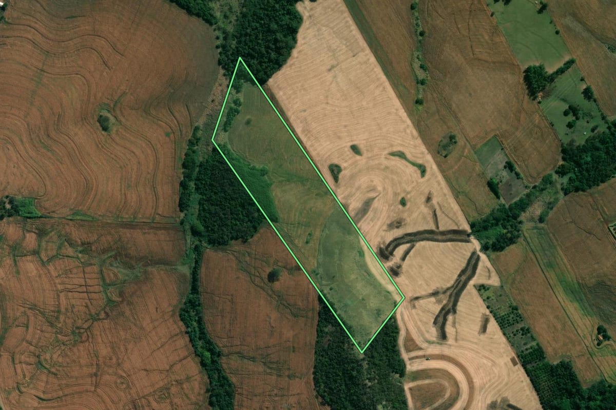 Imagem de satélite do imóvel rural em Uraí (PR), com o contorno declarado no CAR desenhado por cima.