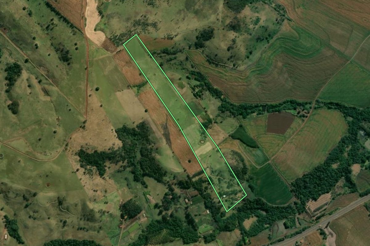Imagem de satélite do imóvel rural em Uraí (PR), com o contorno declarado no CAR desenhado por cima.