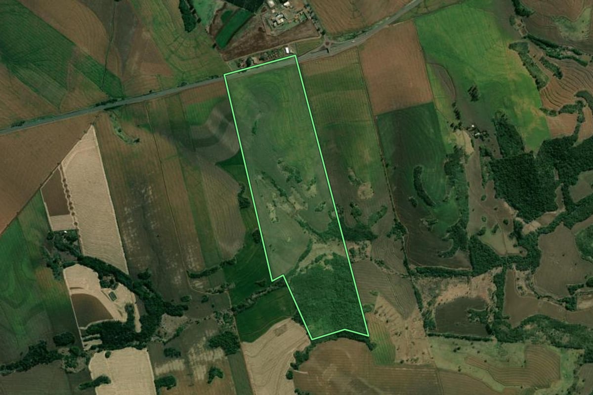 Imagem de satélite do imóvel rural em Uraí (PR), com o contorno declarado no CAR desenhado por cima.