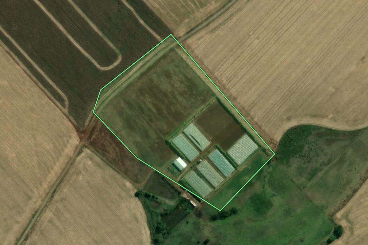 Imagem de satélite do imóvel rural em Uraí (PR), com o contorno declarado no CAR desenhado por cima.