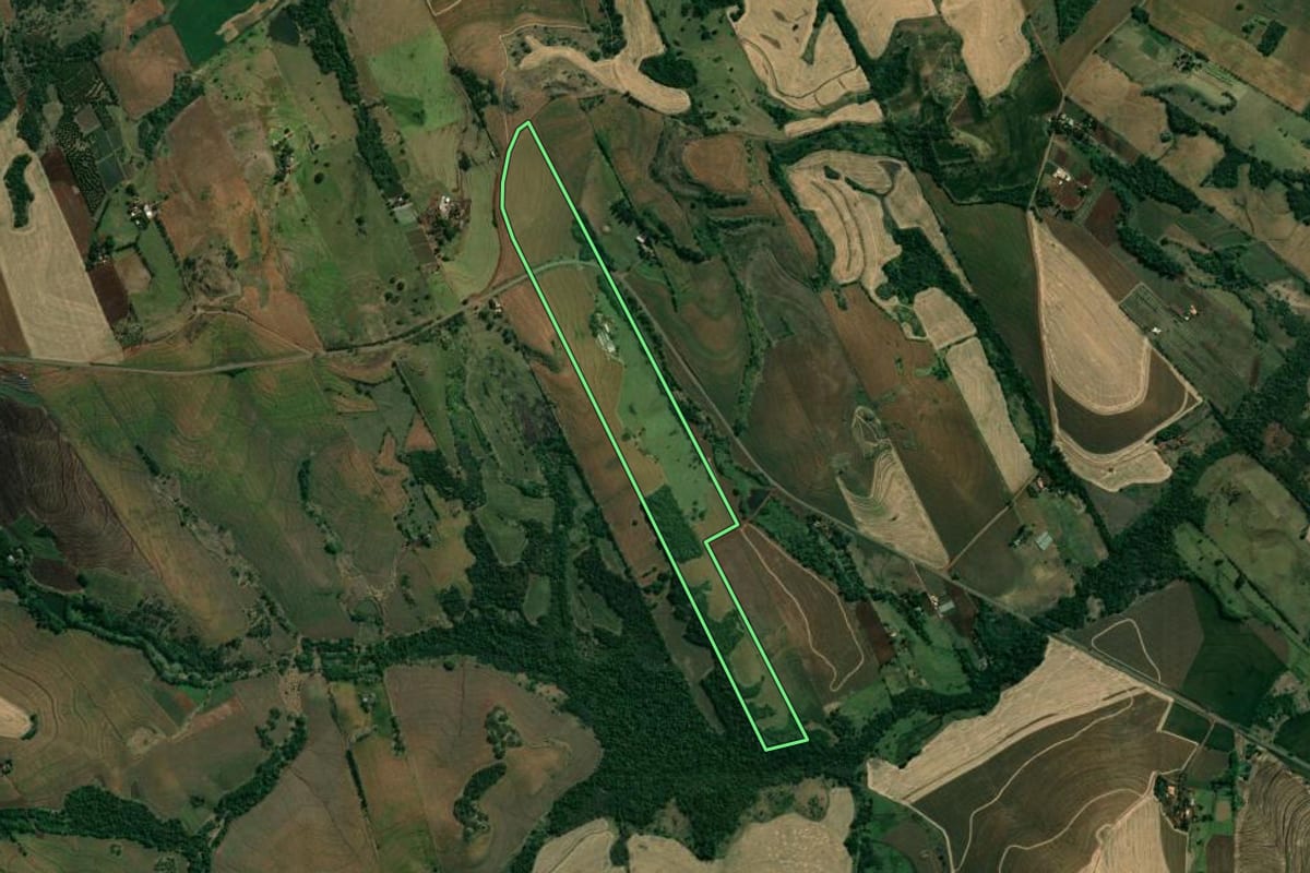 Imagem de satélite do imóvel rural em Uraí (PR), com o contorno declarado no CAR desenhado por cima.