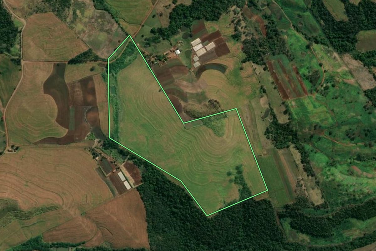 Imagem de satélite do imóvel rural em Uraí (PR), com o contorno declarado no CAR desenhado por cima.