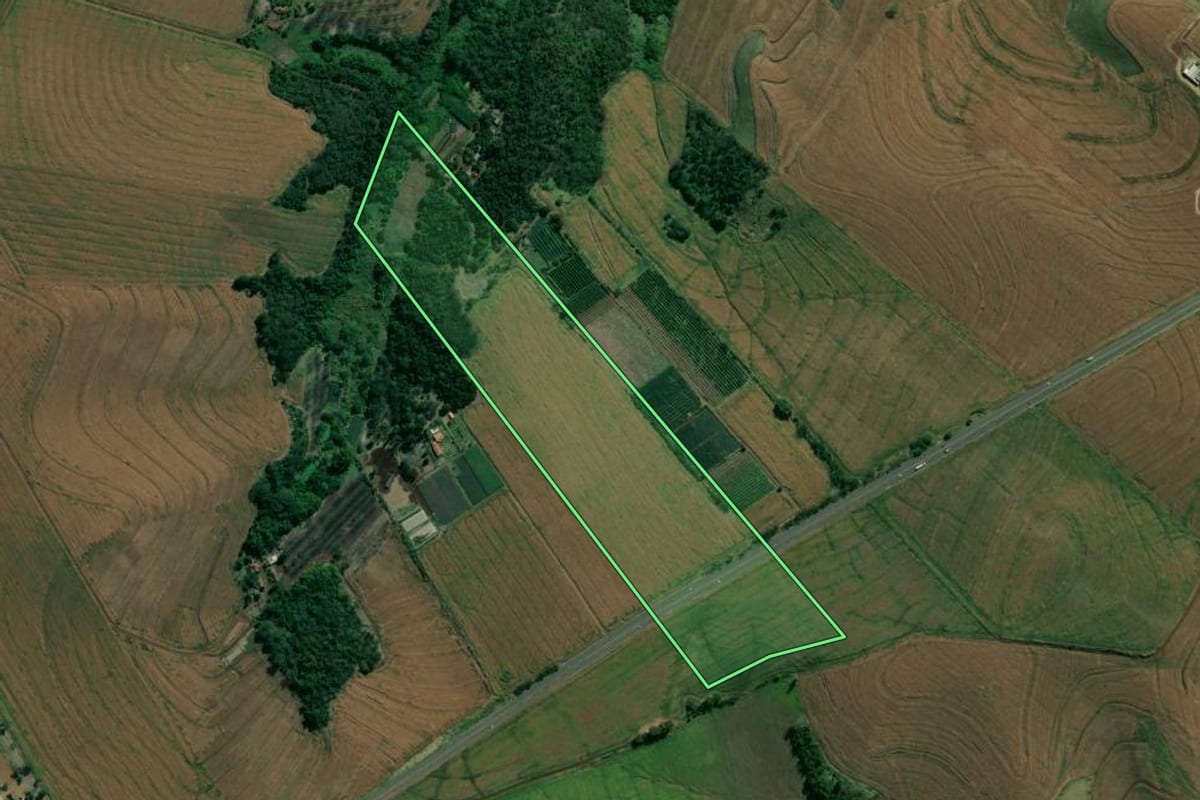 Imagem de satélite do imóvel rural em Uraí (PR), com o contorno declarado no CAR desenhado por cima.