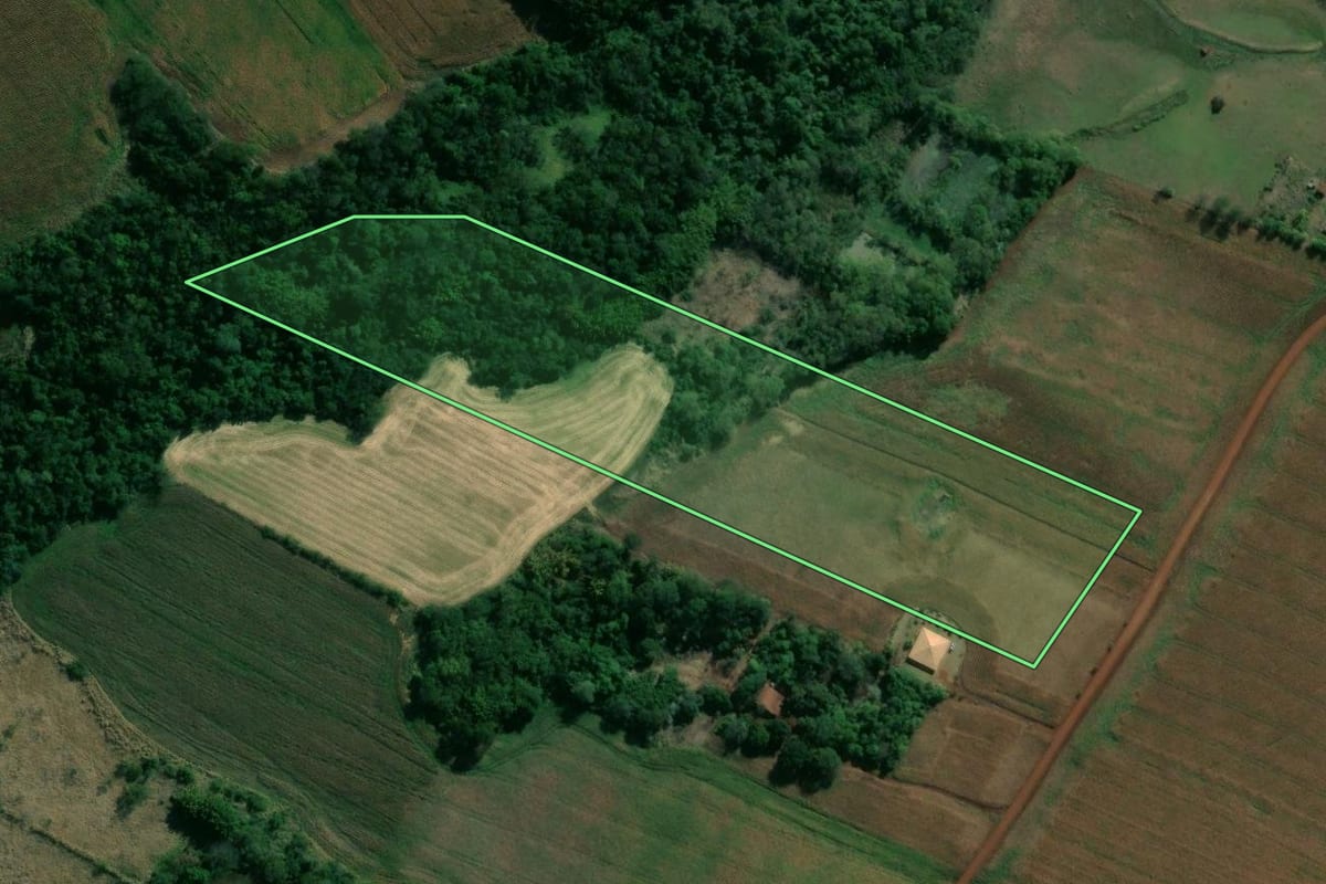 Imagem de satélite do imóvel rural em Uraí (PR), com o contorno declarado no CAR desenhado por cima.