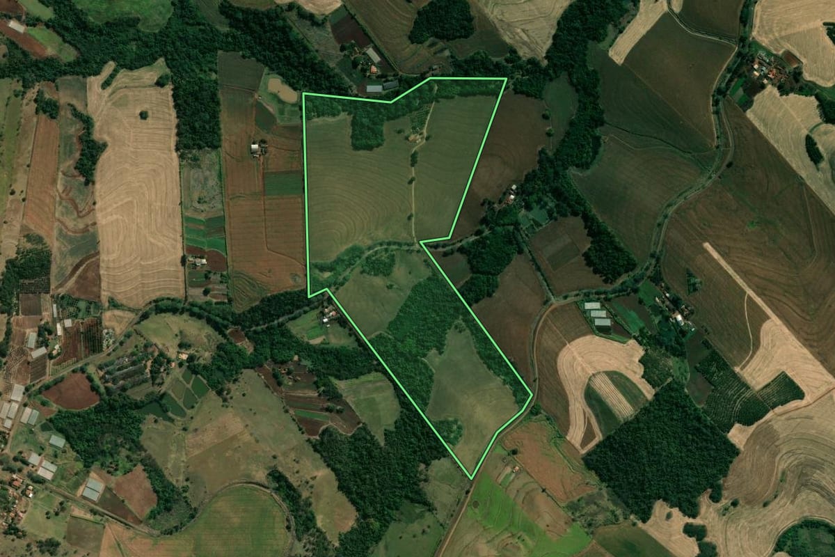 Imagem de satélite do imóvel rural em Uraí (PR), com o contorno declarado no CAR desenhado por cima.