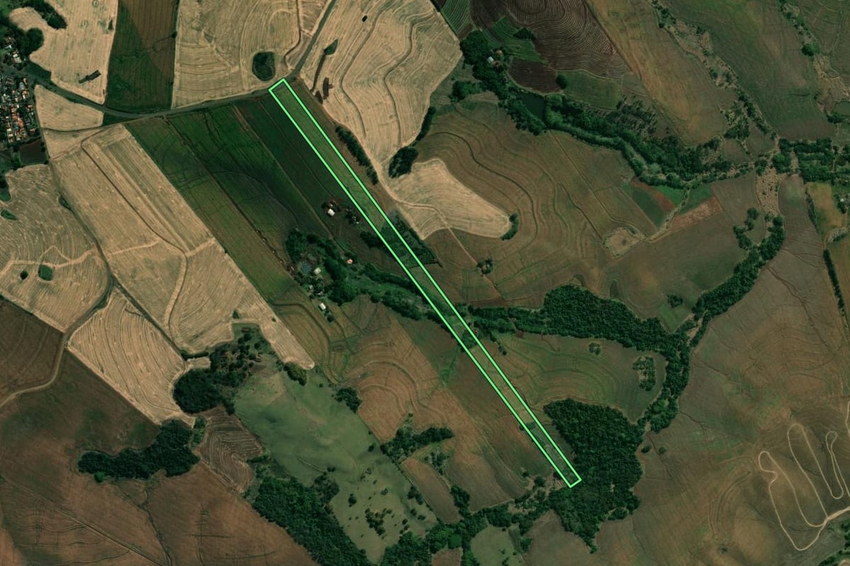 Imagem de satélite do imóvel rural em Uraí (PR), com o contorno declarado no CAR desenhado por cima.