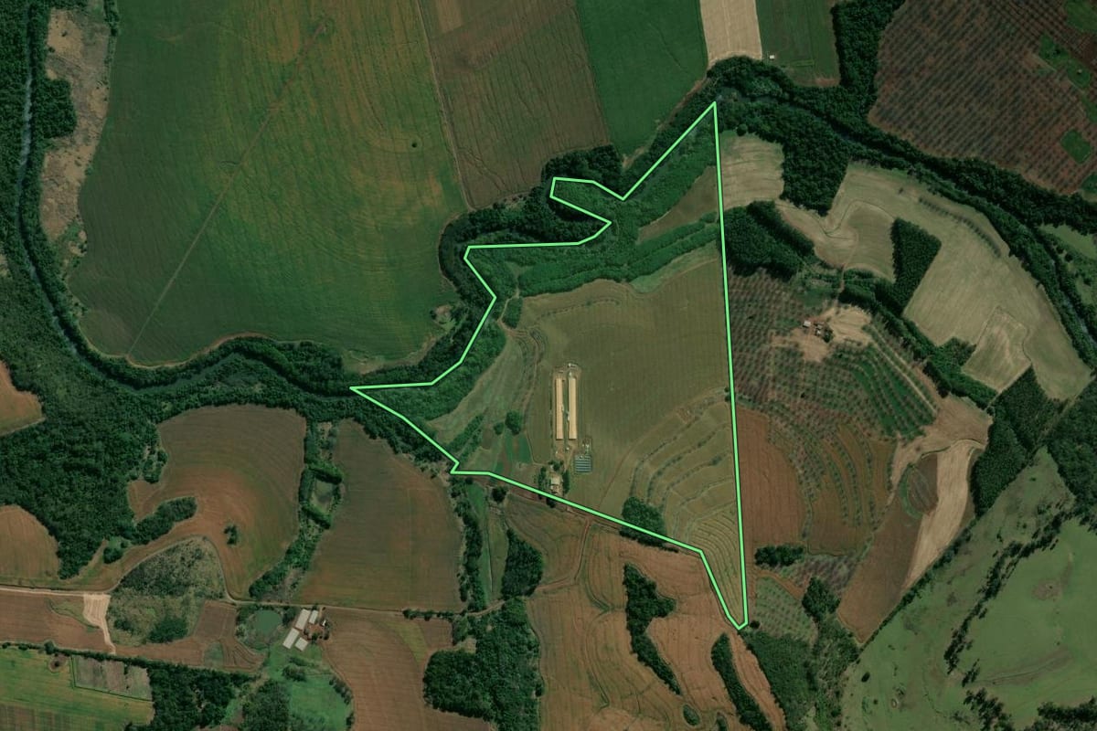 Imagem de satélite do imóvel rural em Uraí (PR), com o contorno declarado no CAR desenhado por cima.