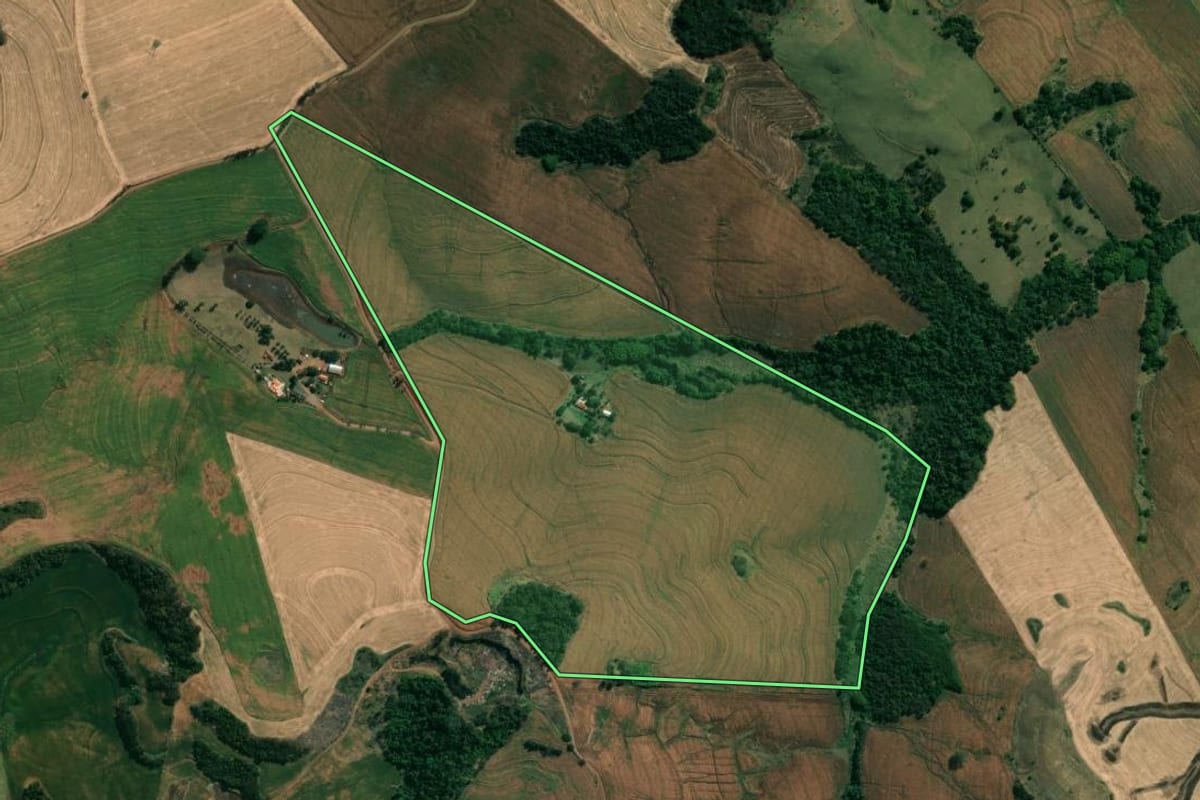 Imagem de satélite do imóvel rural em Uraí (PR), com o contorno declarado no CAR desenhado por cima.