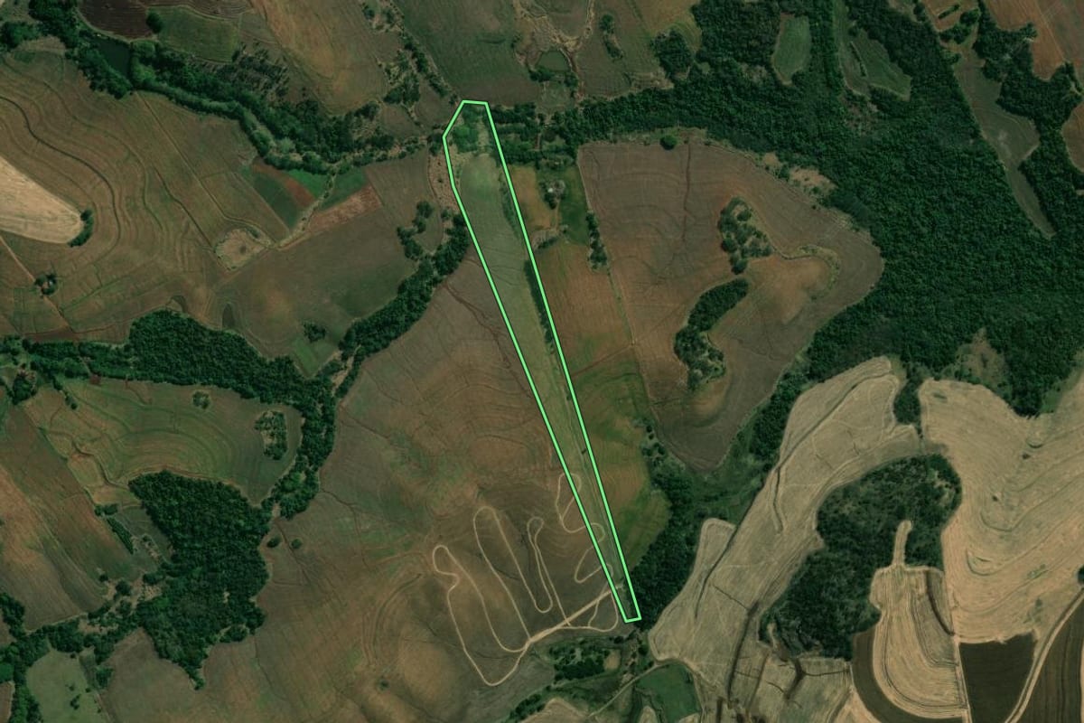 Imagem de satélite do imóvel rural em Uraí (PR), com o contorno declarado no CAR desenhado por cima.