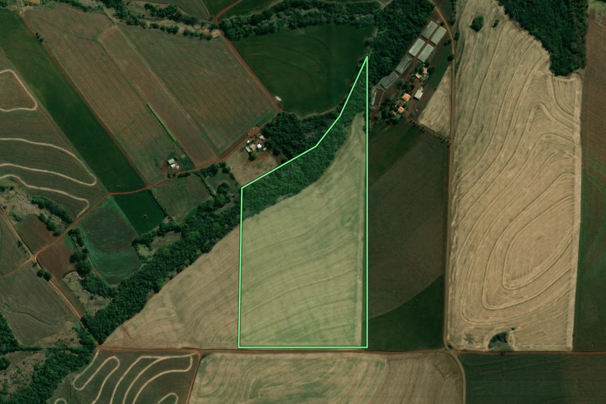 Imagem de satélite do imóvel rural em Uraí (PR), com o contorno declarado no CAR desenhado por cima.