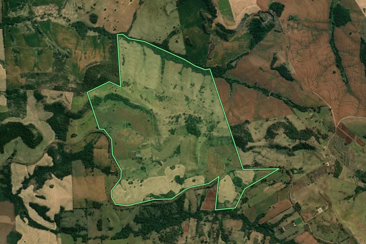 Imagem de satélite do imóvel rural em Uraí (PR), com o contorno declarado no CAR desenhado por cima.