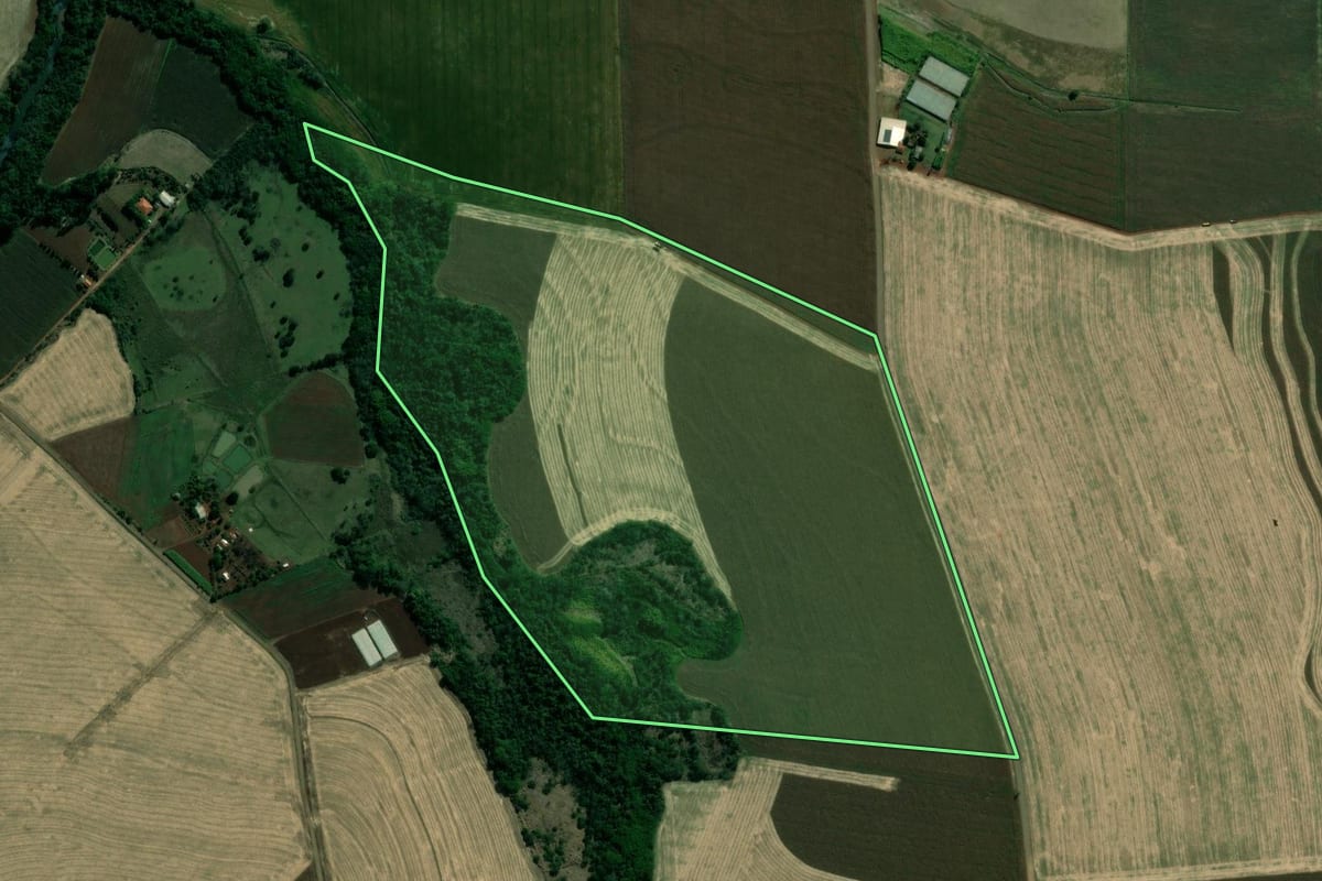 Imagem de satélite do imóvel rural em Uraí (PR), com o contorno declarado no CAR desenhado por cima.