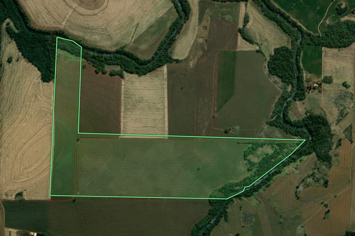 Imagem de satélite do imóvel rural em Uraí (PR), com o contorno declarado no CAR desenhado por cima.