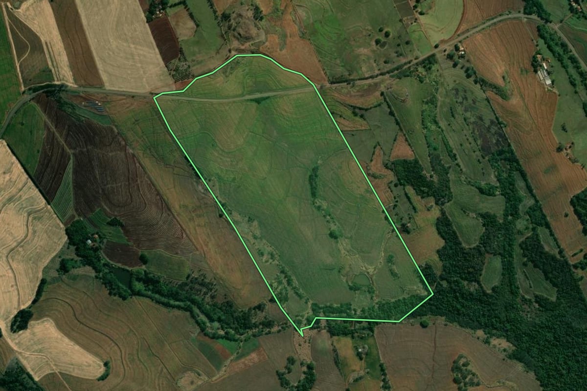 Imagem de satélite do imóvel rural em Uraí (PR), com o contorno declarado no CAR desenhado por cima.