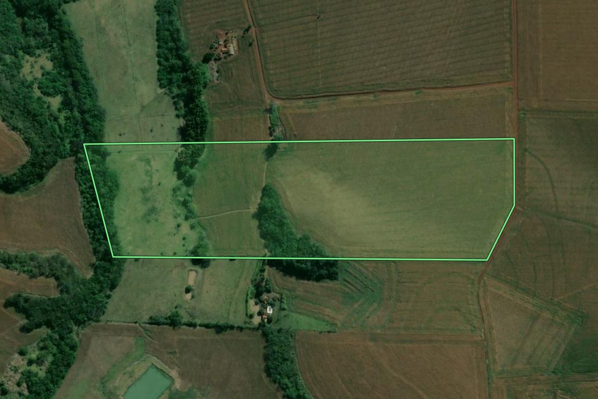 Imagem de satélite do imóvel rural em Uraí (PR), com o contorno declarado no CAR desenhado por cima.