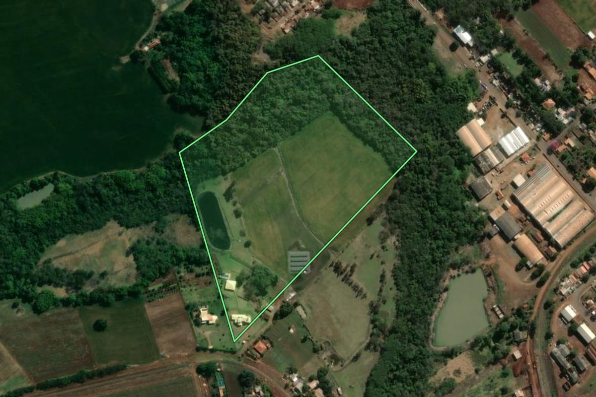 Imagem de satélite do imóvel rural em Uraí (PR), com o contorno declarado no CAR desenhado por cima.
