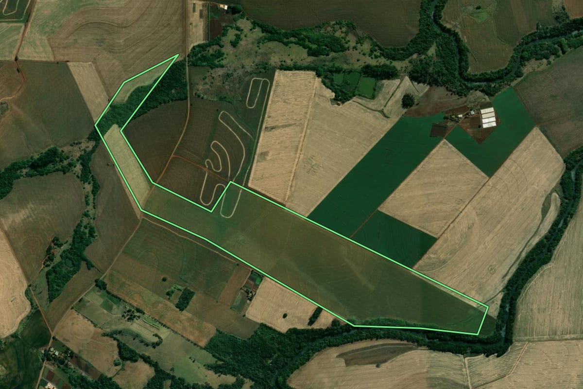 Imagem de satélite do imóvel rural em Uraí (PR), com o contorno declarado no CAR desenhado por cima.