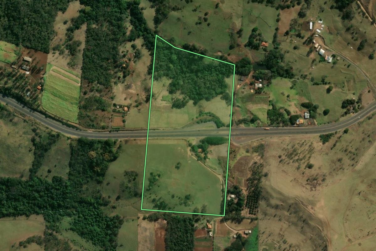 Imagem de satélite do imóvel rural em Uraí (PR), com o contorno declarado no CAR desenhado por cima.