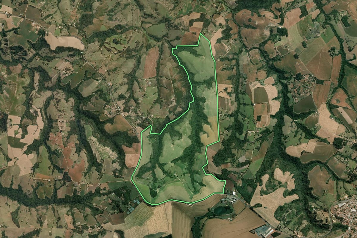Imagem de satélite do imóvel rural em Wenceslau Braz (PR), com o contorno declarado no CAR desenhado por cima.