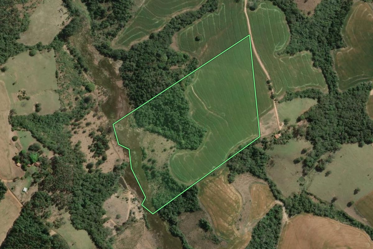 Imagem de satélite do imóvel rural em Wenceslau Braz (PR), com o contorno declarado no CAR desenhado por cima.