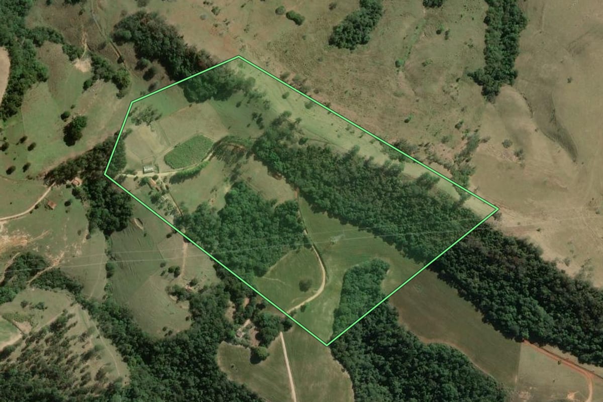 Imagem de satélite do imóvel rural em Wenceslau Braz (PR), com o contorno declarado no CAR desenhado por cima.