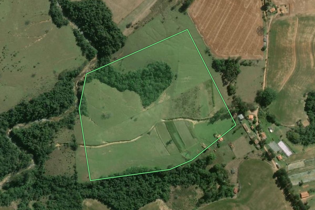 Imagem de satélite do imóvel rural em Wenceslau Braz (PR), com o contorno declarado no CAR desenhado por cima.